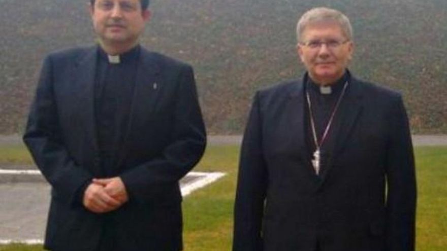 Castro junto al obispo fallecido.