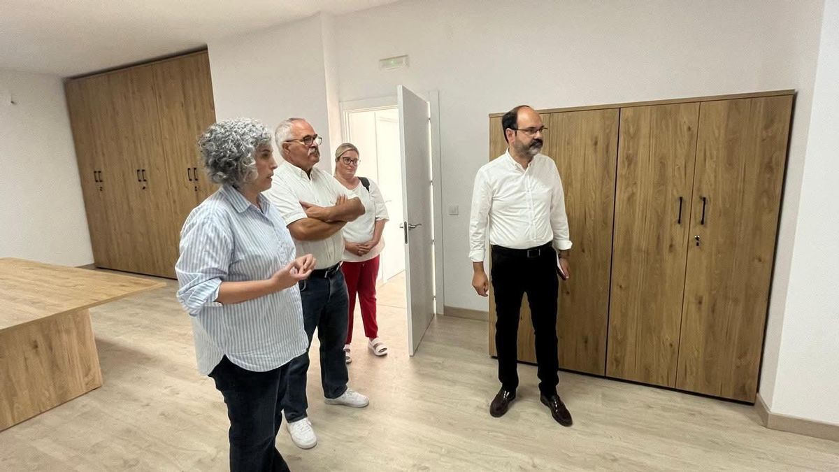 Un instante de la visita del concejal de Sanidad, José Luis Urraca, al reformado Centro de Día de Isla Verde.
