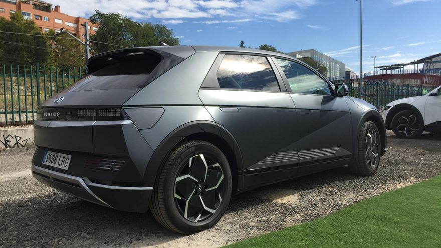 El Ioniq 5 cuenta con carga ultrarrápida de 800 V con la que se recupera el 80% de la capacidad de la batería en 18 minutos.