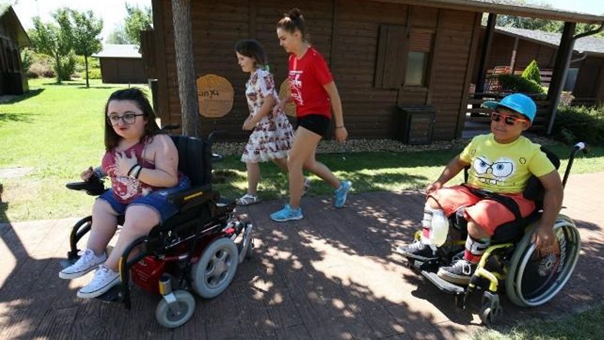 César Sánchez / ICAL Varios de los participantes en el XIX Campamento Aspaym en Cubillos del Sil (León)