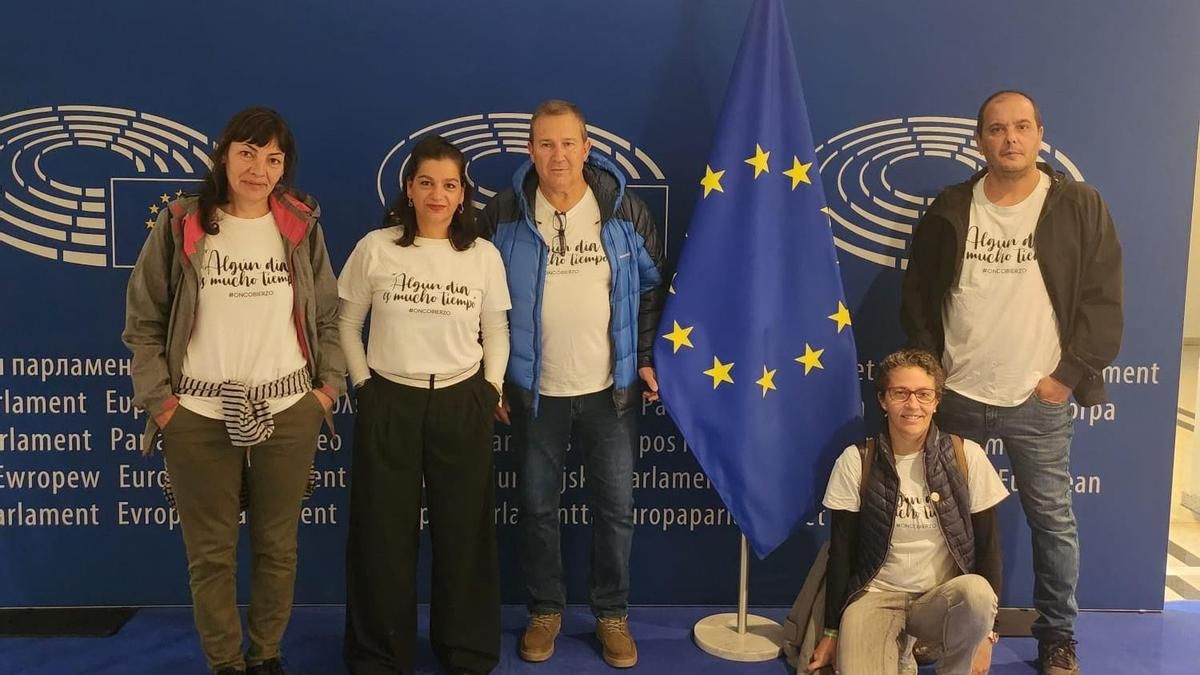 Miembros del colectivo OncoBierzo llevan sus reivindicaciones al Parlamento Europeo en Bruselas.