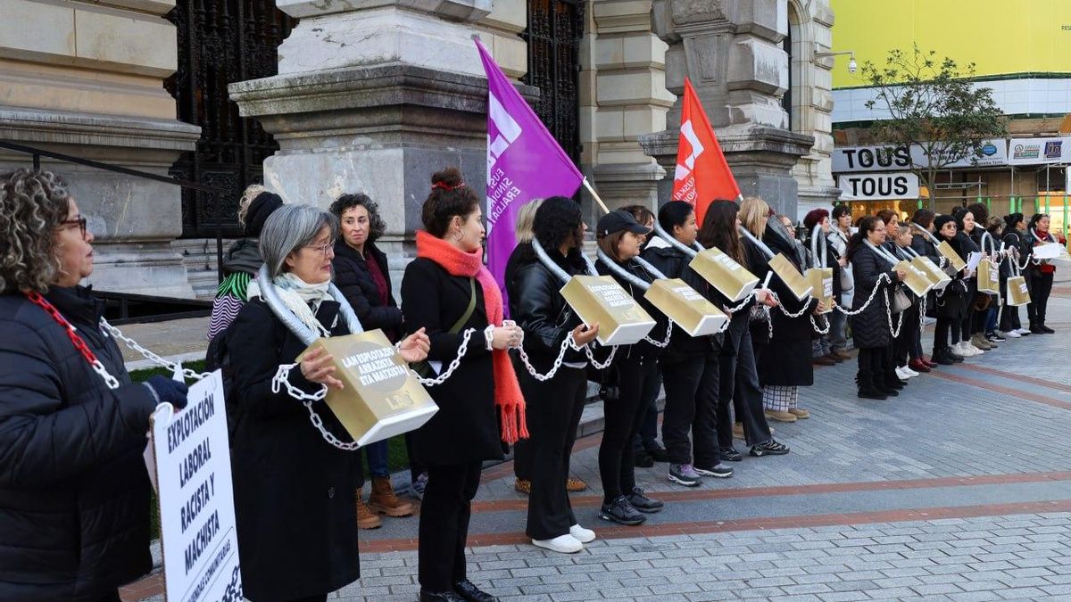 Trabajadoras y extrabajadoras de viviendas comunitarias que denuncian "explotación laboral" en Bilbao