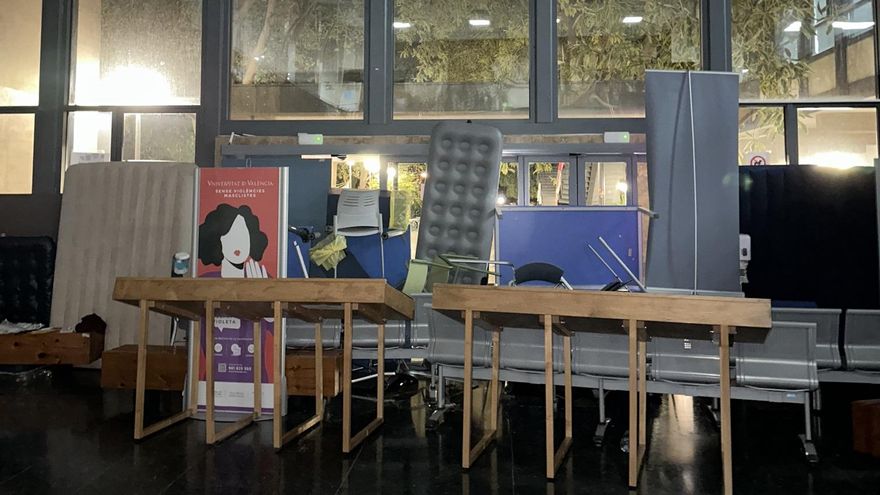 Estudiantes de la acampada propalestina de València ocupan la Facultad de Filosofía y bloquean el acceso