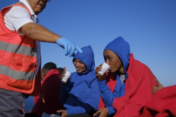 27 personas atendidas por servicios de emergencia en la playa de El Burrero. (EFE/Ángel Medina G).