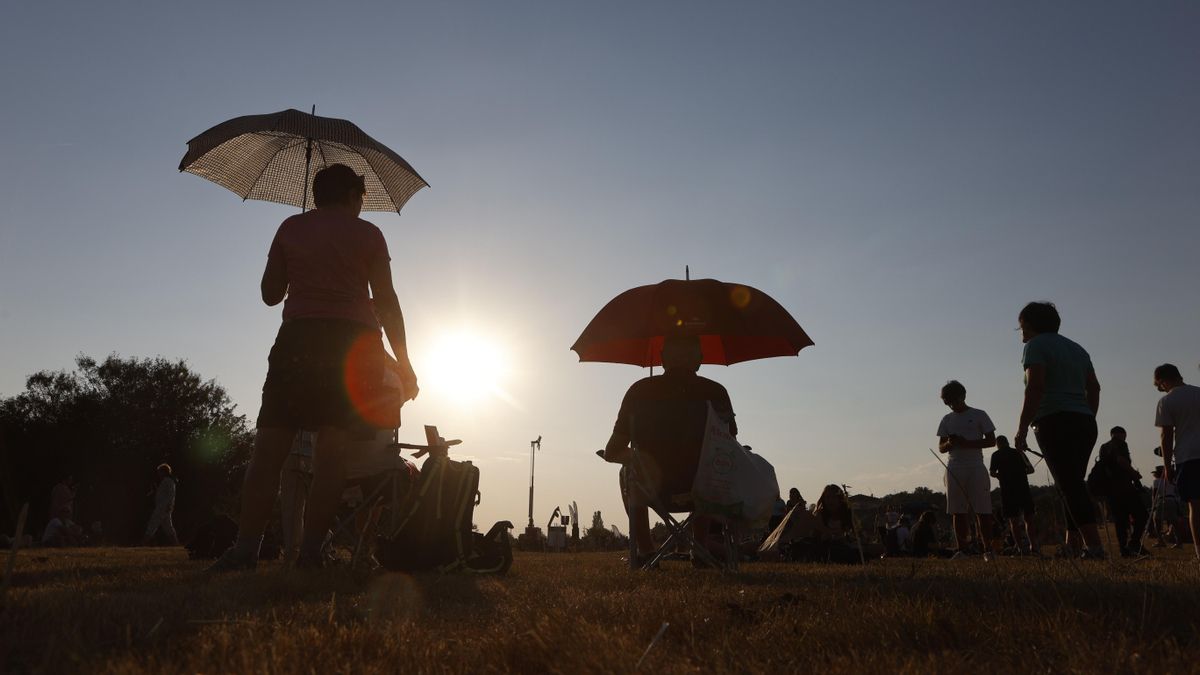 Varias personas durante el eclipse solar total de 2026, a 12 de agosto de 2026, en Soria, Castilla y León