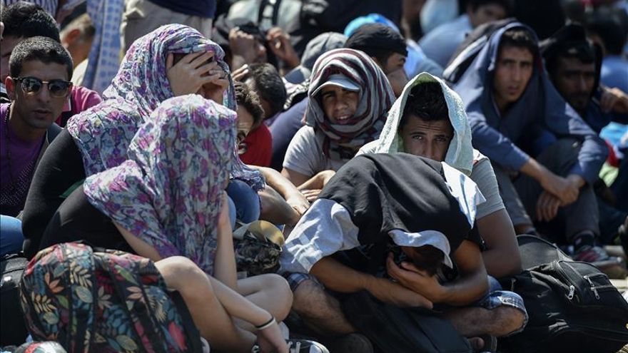 Miles de refugiados siguen entrando en Macedonia aunque hay calma en la frontera