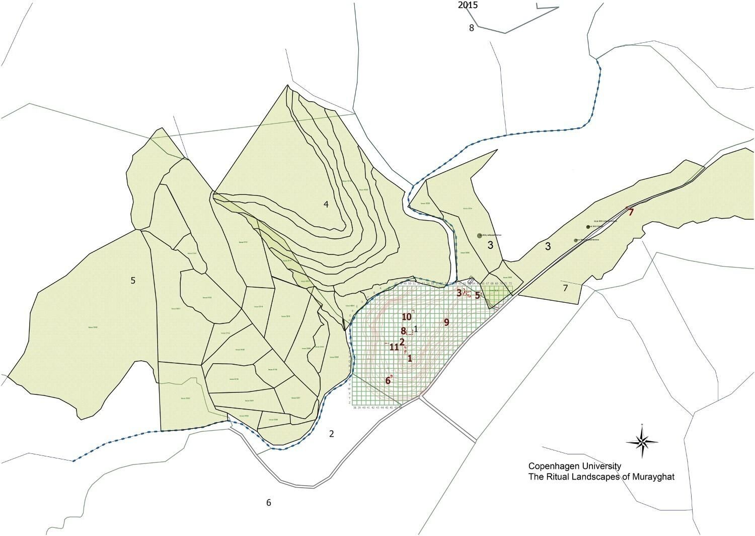 Plano general de Murayghat que muestra las diferentes Áreas 1 a 8. El Área 1 es el montículo central. Los números rojos indican la posición de las trincheras 1 a 11 (las 3 y 4 se han unido, la 7 se encuentra en el Área 7)