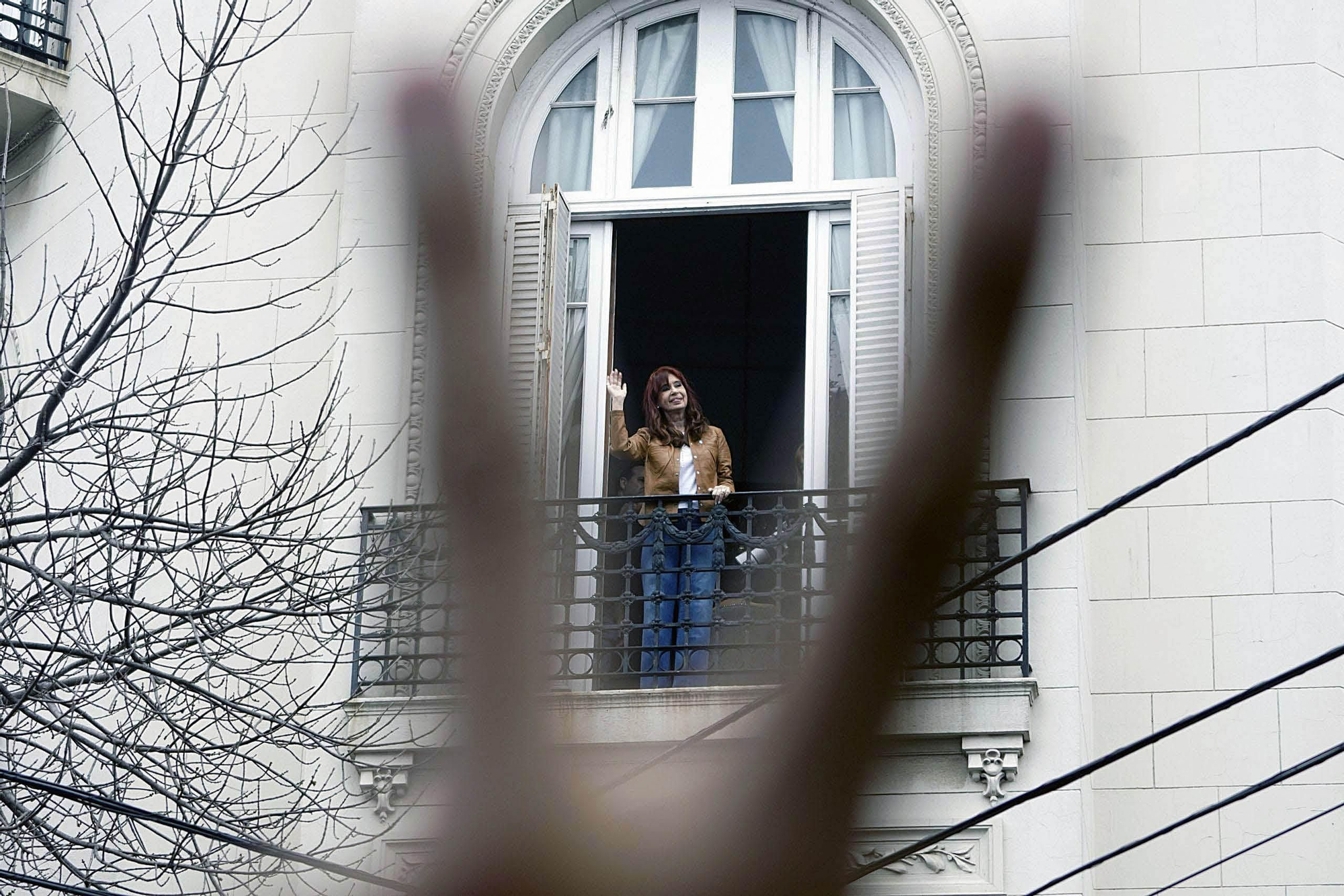 Cristina Fernández de Kirchner, en el balcón de su domicilio en San José 1111