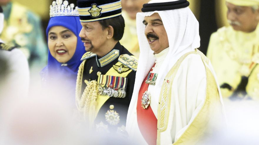 Kuala Lumpur (Malaysia), 20/07/2024.- (R-L) Bahrain's King Hamad bin Isa Al Khalifa, Sultan of Brunei Hassanal Bolkiah, and Queen of Brunei Pengiran Anak Saleha attend the coronation ceremony of the 17th King of Malaysia, Sultan Ibrahim Iskandar, at the National Palace in Kuala Lumpur, Malaysia, 20 July 2024. The installation ceremony of Sultan Ibrahim as the 17th King of Malaysia, underscores the continuity of the rotational system among the nine Malay rulers, highlighting the distinctive practice of electing and appointing the 'Yang di-Pertuan Agong' (Malaysian King), a system unique to Malaysia. (Bahrein, Malasia) EFE/EPA/Hasnoor Hussain/POOL