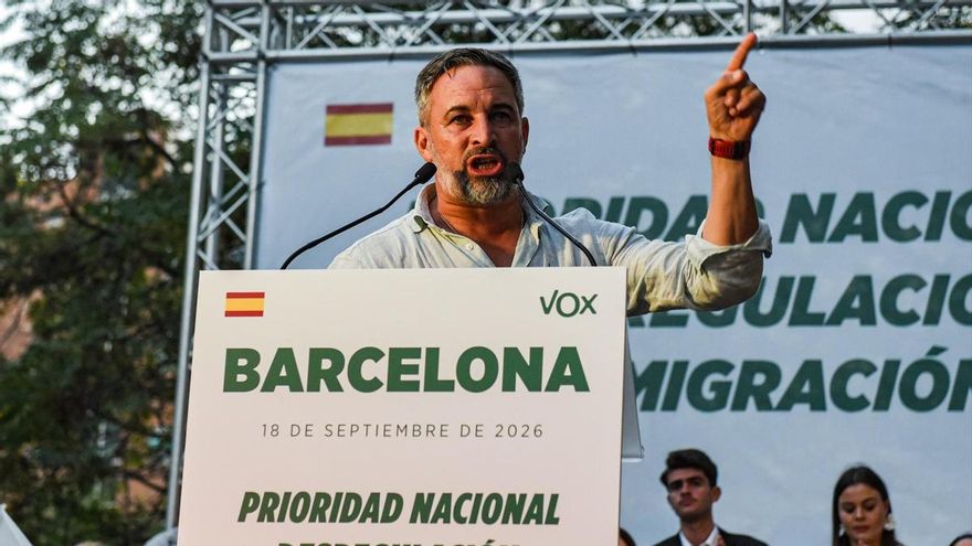 El líder de Vox, Santiago Abascal, interviene durante un acto de Vox en la Plaza Marina de Sants, a 18 de septiembre de 2026, en Barcelona, Cataluña (España).