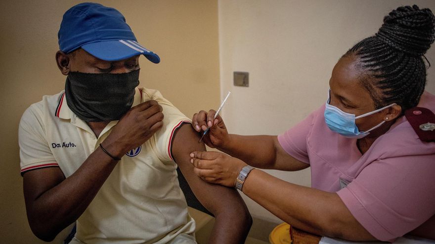 Científicos de Sudáfrica creen que Ómicron causa más reinfecciones aunque las vacunas evitan los casos más graves