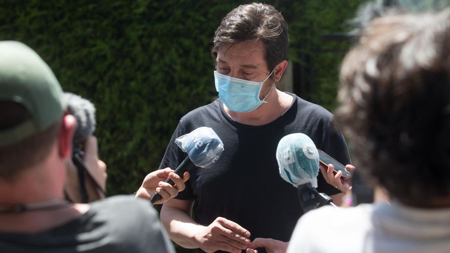 El diputado de Unidas Podemos Rafa Mayoral ofrece declaraciones a los medios de comunicación tras haber asistido a la reunión de trabajadores de Alcoa con el comité de empresa en la planta de San Cibrao, Lugo, Galicia (España), a 22 de julio de 2020.