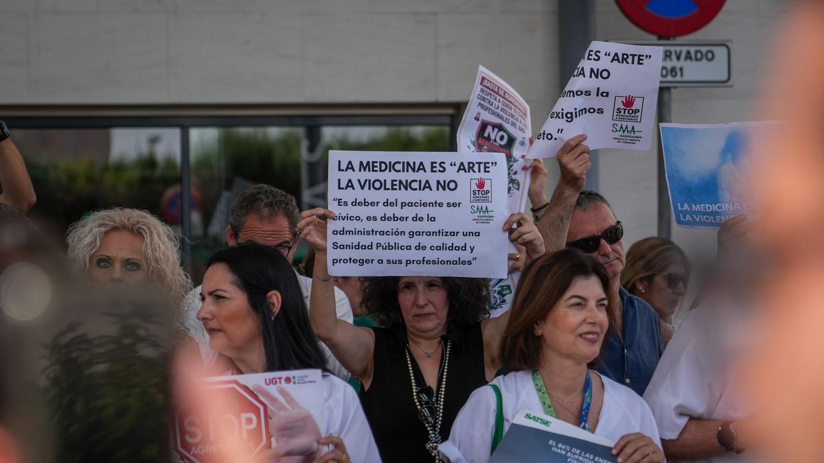 Representantes sindicales se concentran ante las Urgencias del Hospital Reina Sofía para protestar contra las agresiones a profesionales del SAS