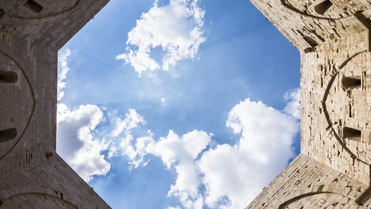 Reconocido por la UNESCO y de forma octogonal, este castillo italiano es considerado una obra maestra de las matemáticas