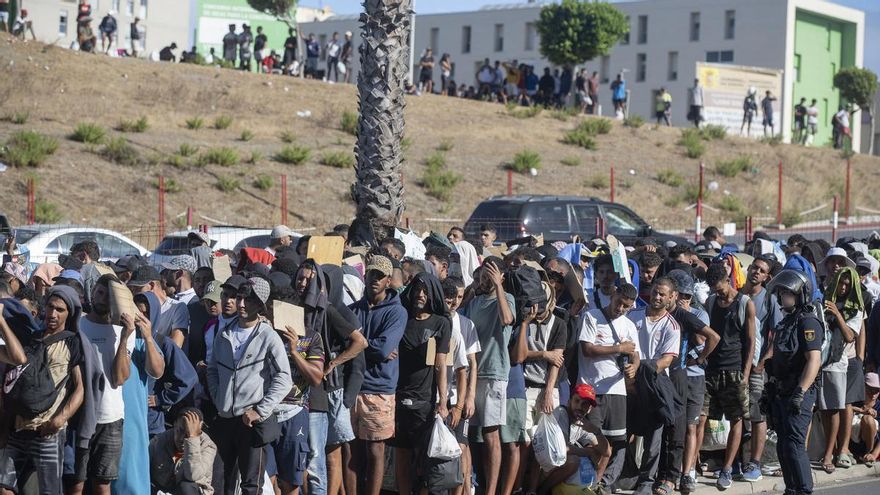 Migrantes esperan en una cola, a 24 de agosto de 2026, en Ceuta (España). La ONG Accem atiende en estos momentos a 1.100 migrantes en el dispositivo de acogida temporal de Loma Margarita, en Ceuta, un espacio que gestiona la entidad y que cuenta con sus p