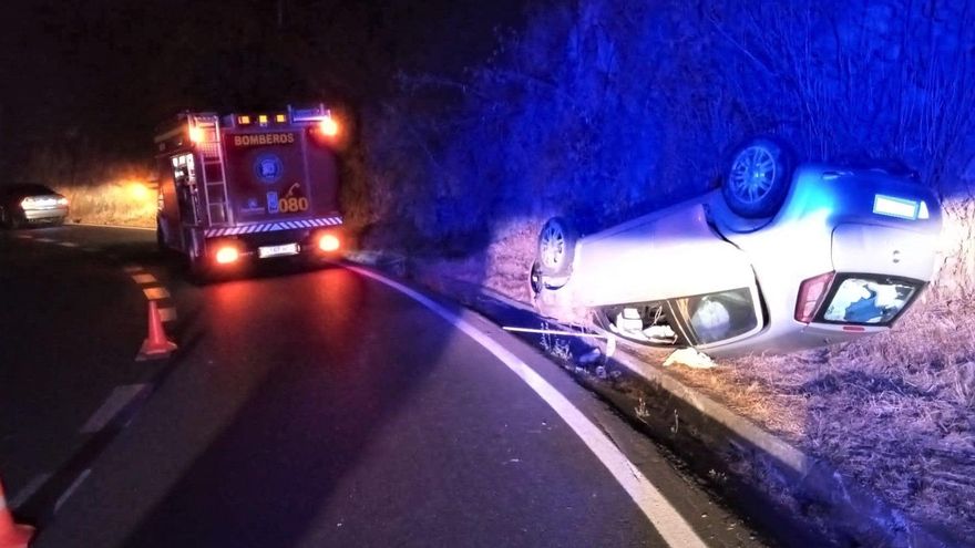 Herido leve tras el vuelco de un vehículo en Breña Alta