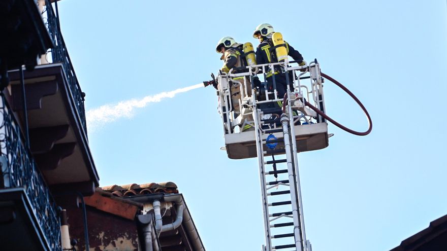 Desalojan siete portales de Hernani (Gipuzkoa) por un incendio en un inmueble de madera