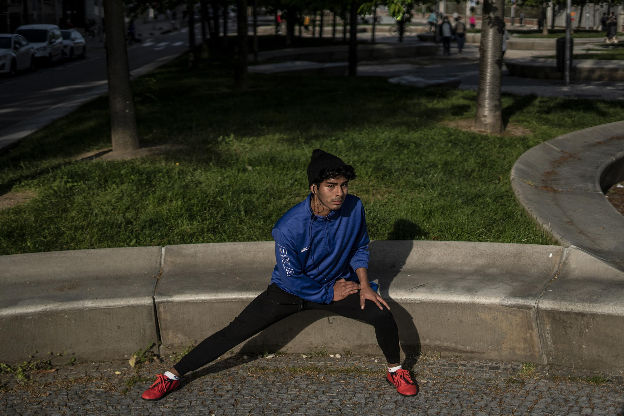 Un chico haciendo estiramientos en la Avenida de Portugal