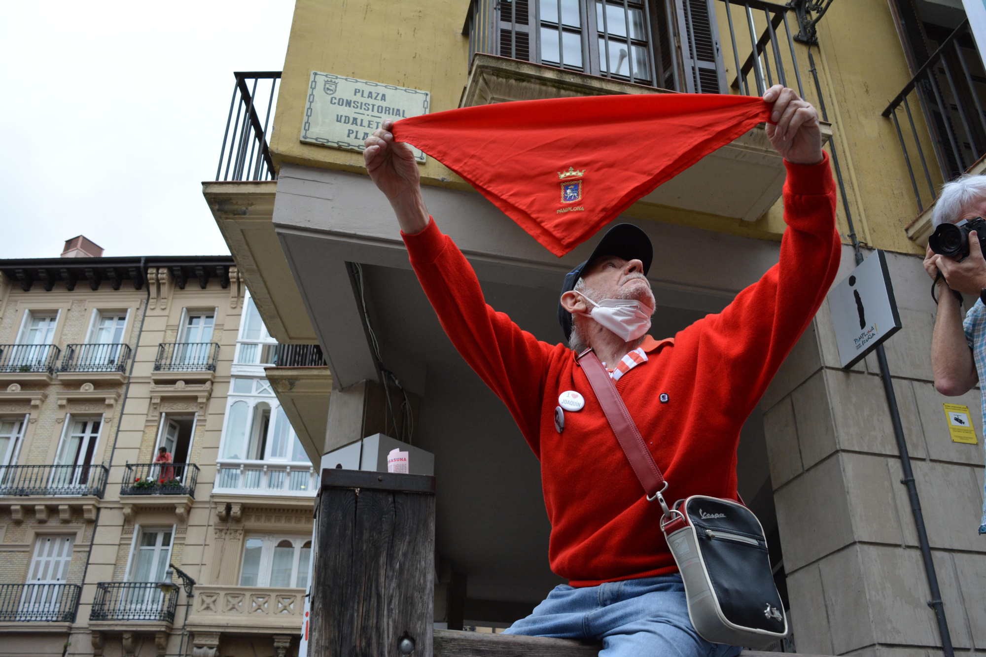 Julio, un vecino de Pamplona, levanta su pañuelo rojo