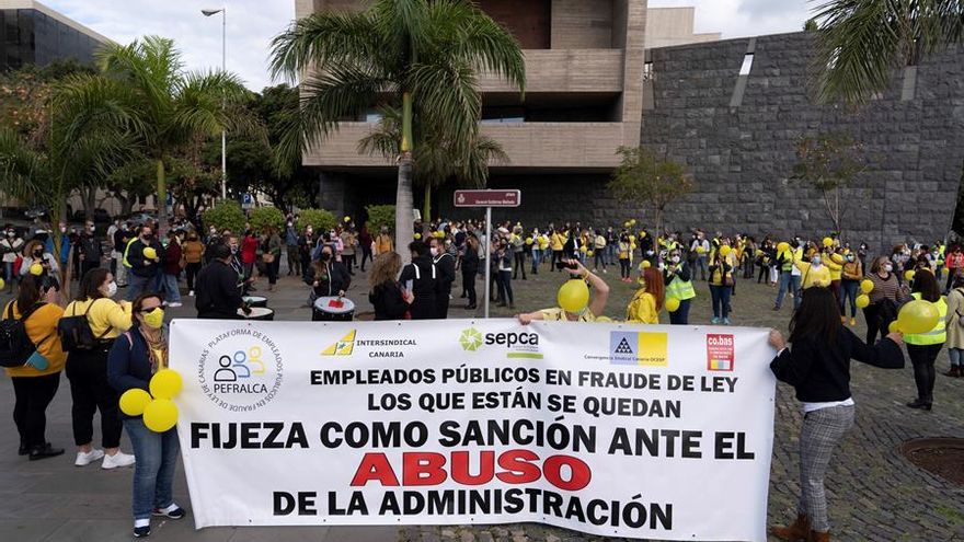 Los empleados públicos temporales del Gobierno de Canarias celebran concentraciones ante las sedes de Presidencia en las dos capitales en la primera jornada de la huelga indefinida a la que está convocado el colectivo para pedir su contratación estable