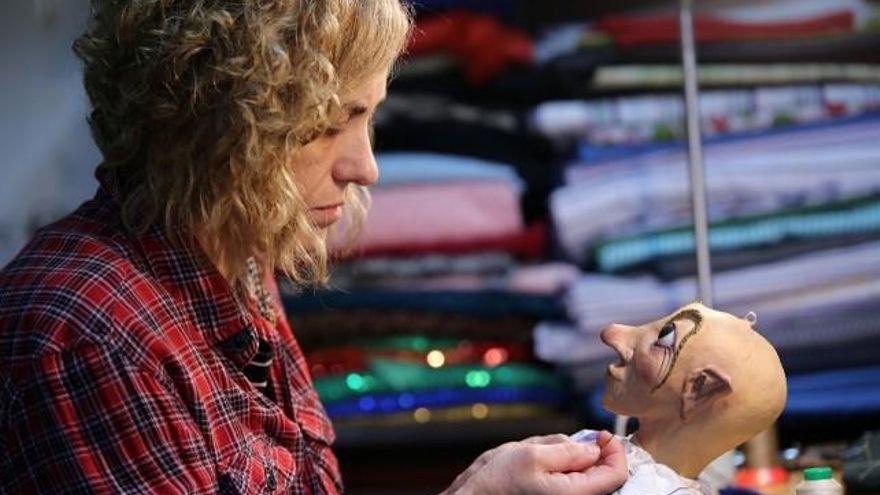 Miriam Chacón / ICAL Begoña García viste una de las marionetas que crean en su taller de la localidad leonesa de Murias de Rechivaldo