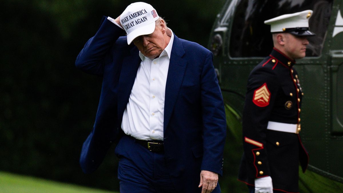 El presidente de EE. UU., Donald Trump, tras descender del Marine One en la Casa Blanca, este domingo.
