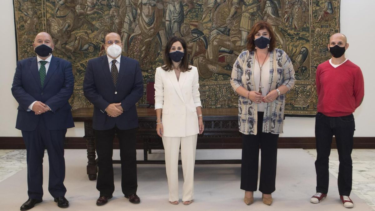 Bakartxo Tejeria, en el centro, con el resto de miembros de la Mesa