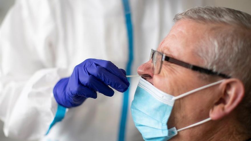 Una sanitaria realiza una prueba de antígenos en un CAP de Badalona (Barcelona).