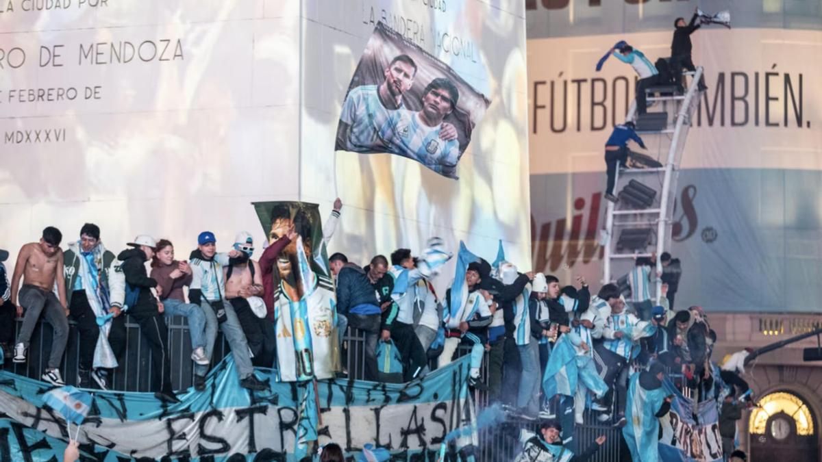 Miles de hinchas acompañaron a la Selección en el Obelisco pese a la derrota ante España