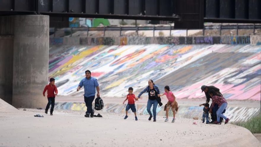 Migrantes centroamericanos ingresan a territorio estadounidense después de cruzar la barda fronteriza que divide a México de este país, en cercanías del puente Internacional Santa Fe, en Ciudad Juárez, estado de Chihuahua (México).