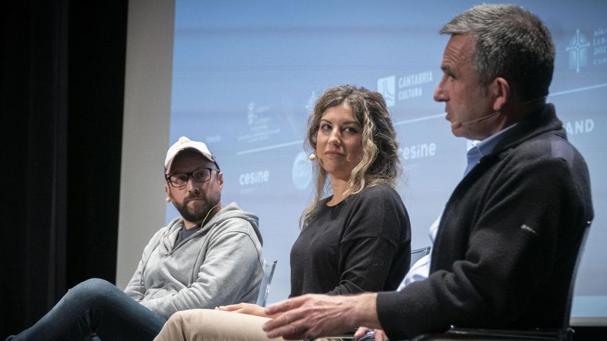 Íñigo Mijangos interviene mientras Javi Julio y Lola Hierro escuchan atentos.