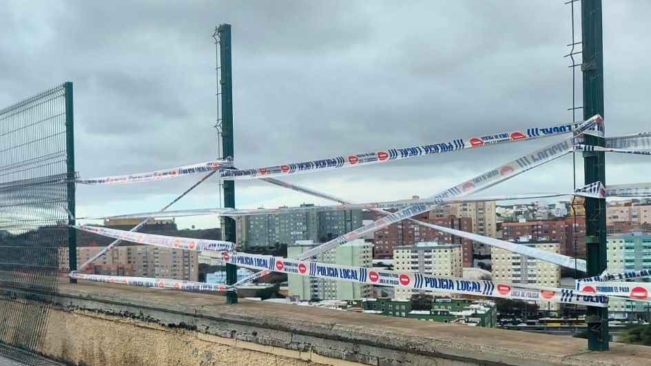 Parte del vallado municipal robado en el barrio de Schamman este viernes.