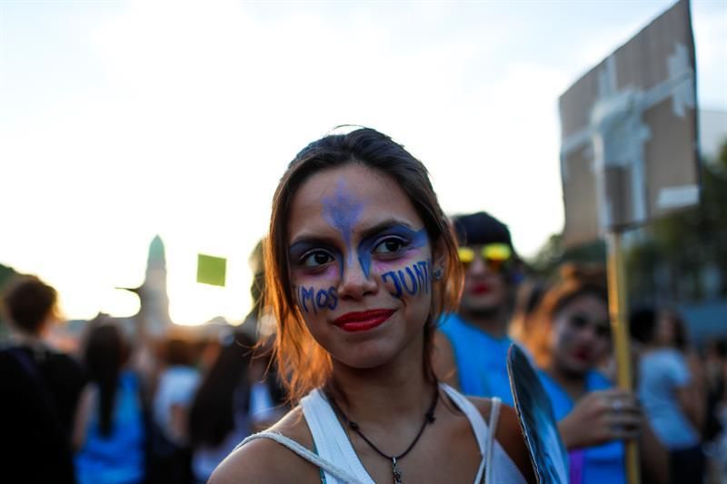 Activistas se manifiestan en las inmediaciones del Congreso argentino con motivo del Día Internacional de la Mujer hoy, jueves 8 de marzo de 2018, en Buenos Aires (Argentina). EFE
