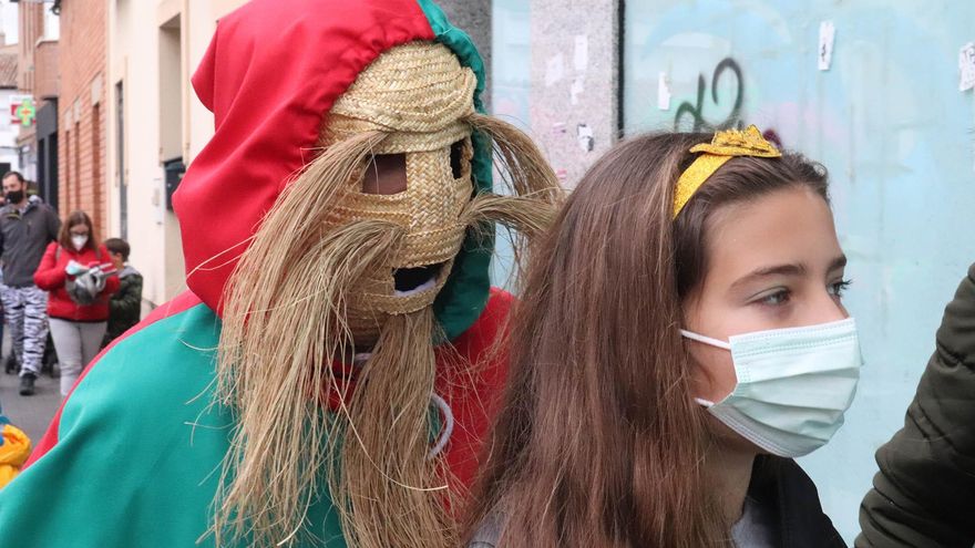 La botarga de Cabanillas del Campo (Guadalajara) recién recuperada, protagonista del Carnaval