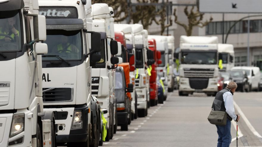 El Gobierno acelera las negociaciones con los transportistas mientras la industria alimentaria prepara un ERTE
