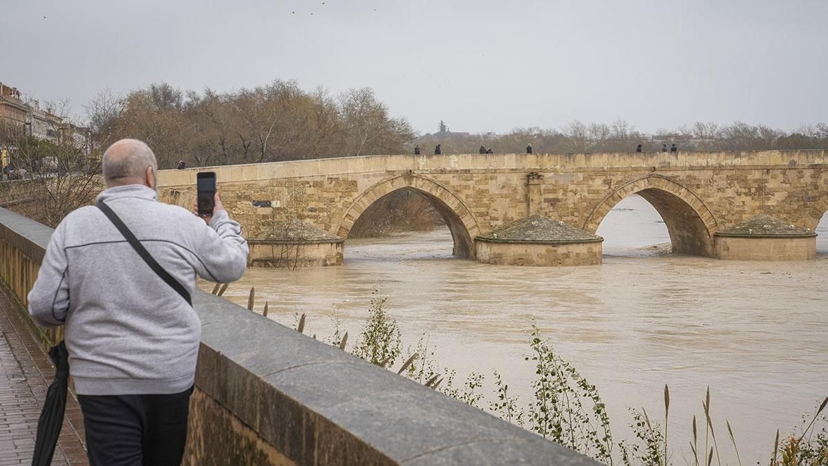 El cauce del río Guadalquivir sigue subiendo a su paso por Córdoba