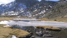 Vista de la laguna de los Pájaros y el risco de los Claveles del P,N. del Guadarrma.