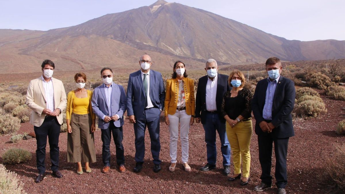 Representantes de la Asociación de Municipios Turísticos de Canarias (AMTC), frente al Teide