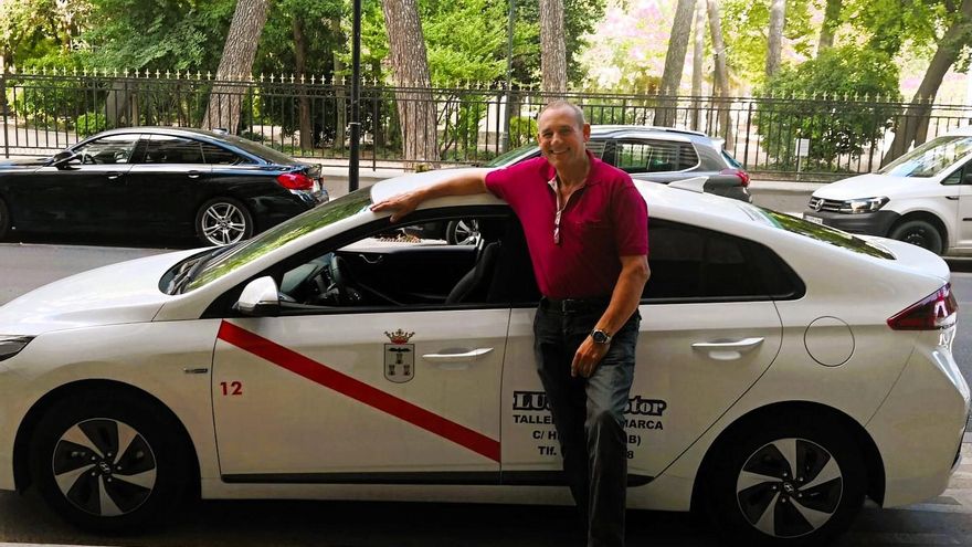 Otro Isbert al volante: Alfonso lleva 15 años como taxista, el oficio que popularizó su abuelo en sus películas
