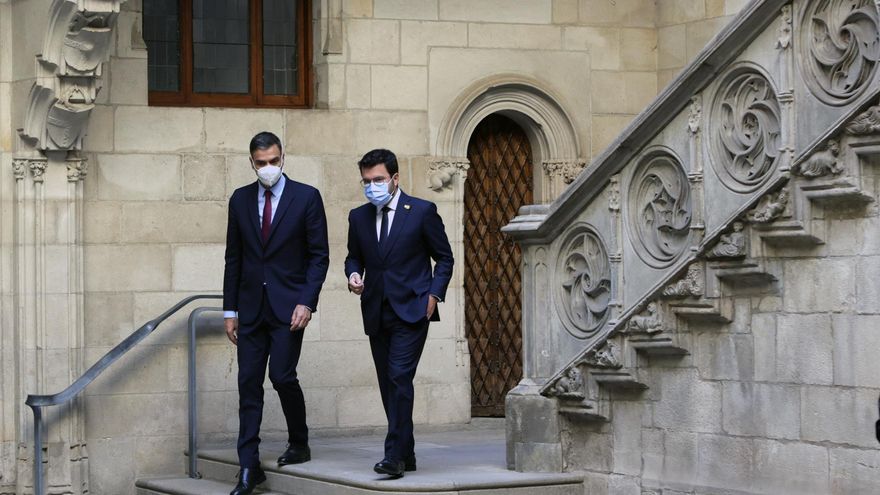El presidente de la Generalitat, Pere Aragonès, y el presidente del Gobierno, Pedro Sánchez, en el Palau de la Generalitat en Barcelona, tras su participación en la mesa de diálogo sobre Cataluña.
