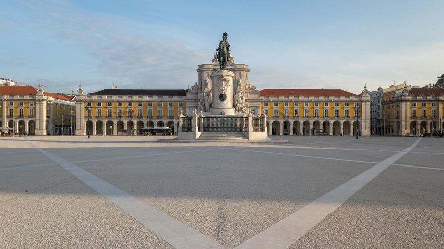 ¿Por qué la plaza del comercio en Lisboa no tiene ni una sola tienda? Has ido en un día erróneo