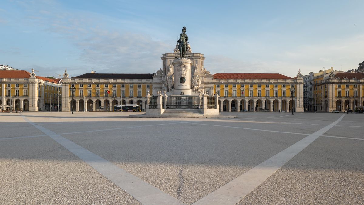 ¿Por qué la plaza del comercio en Lisboa no tiene ni una sola tienda? Has ido en un día erróneo