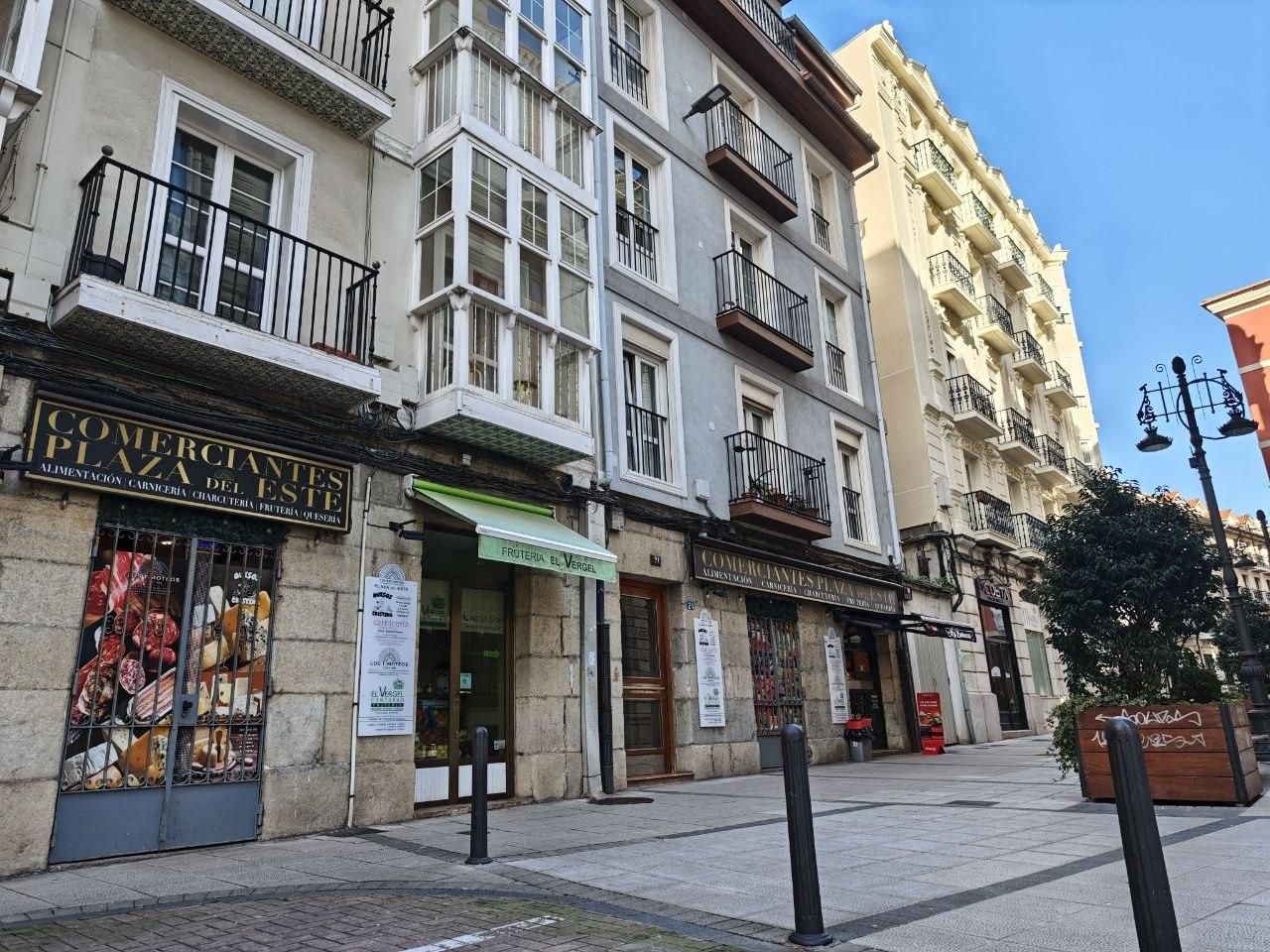 Espacio de los puestos frescos del mercado de la plaza del Este, en la calle de atrás del mercado.