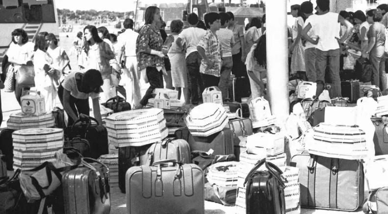 Turistas cargados de ensaimadas tras sus vacaciones en Mallorca (1985)