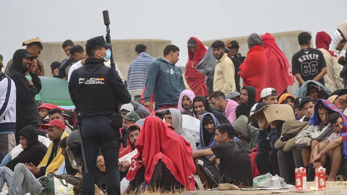 La Policía desaloja a más de mil personas que acudieron a la playa de El Trampolín en Ceuta