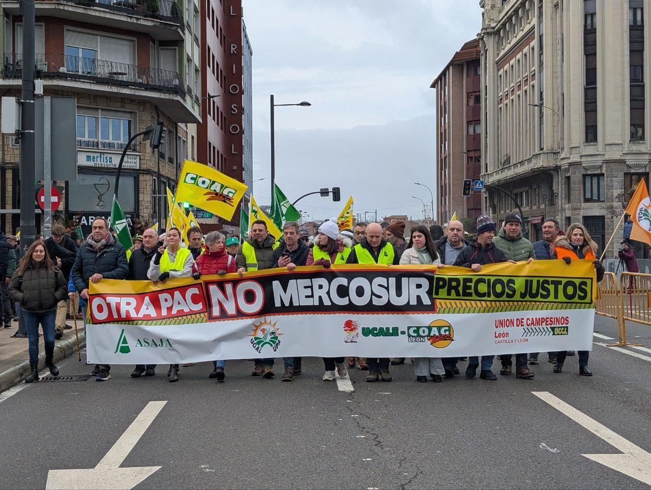 Los representantes de los sindicatos agrarios encabezan la marcha del jueves en León.