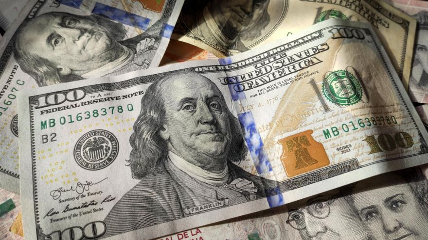 El dólar tocó los $1.300, pero después el Gobierno intervino para bajarlo