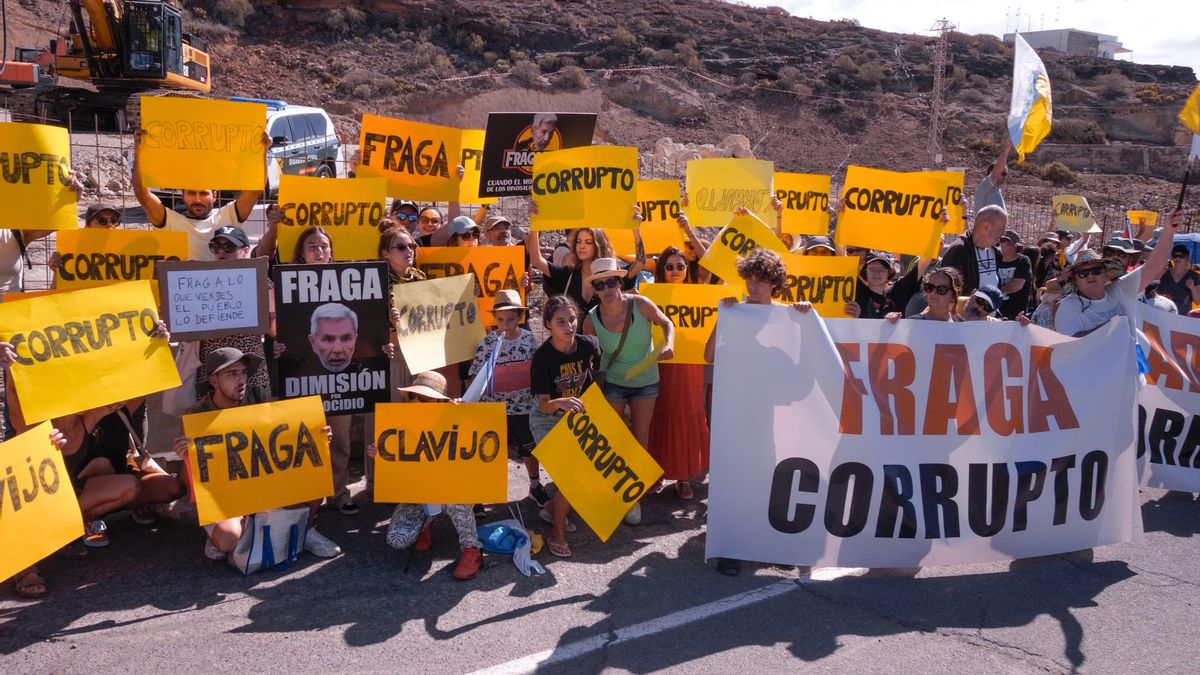 Cientos de personas protestan en Adeje contra el proyecto turístico Cuna del Alma: ''No van a vender ni una sola villa''