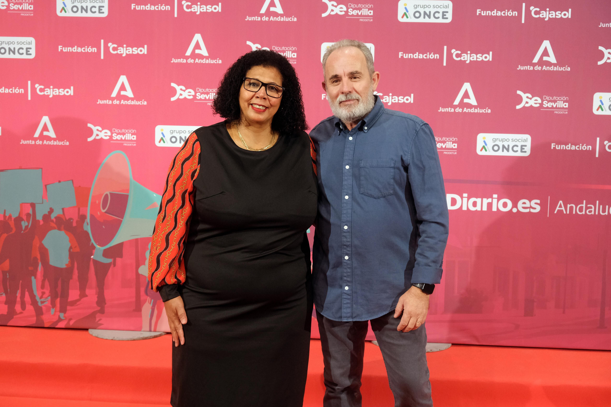 Fátima Ez Zohayry, de Huelva, premiada durante la gala, con uno de sus acompañantes.