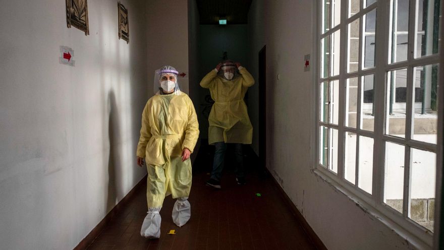 Sanitarios en un centro de test de covid 19 en la isla portugesa de Sao Miguel, en las Azores. EFE/EPA/EDUARDO COSTA/Archivo